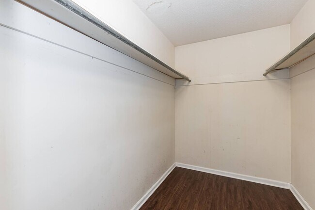 Building Photo - Three Bedroom Home!