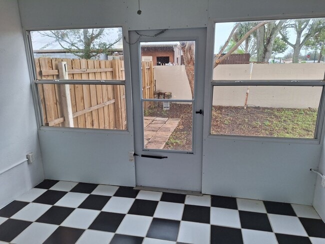 Building Photo - 2BR 2BA SHANGRI-LA DUPLEX