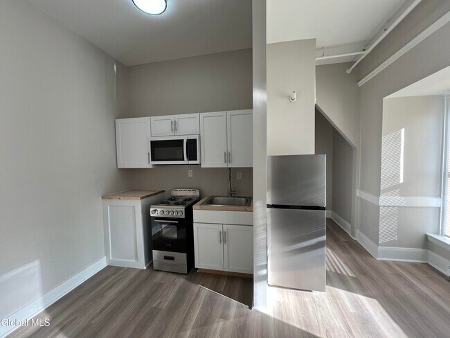 Building Photo - 5 Broadway