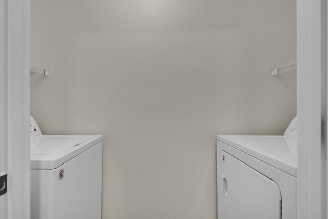 Building Photo - 2B/2B Unfurnished Condo near Beach in the Heart of Destin!