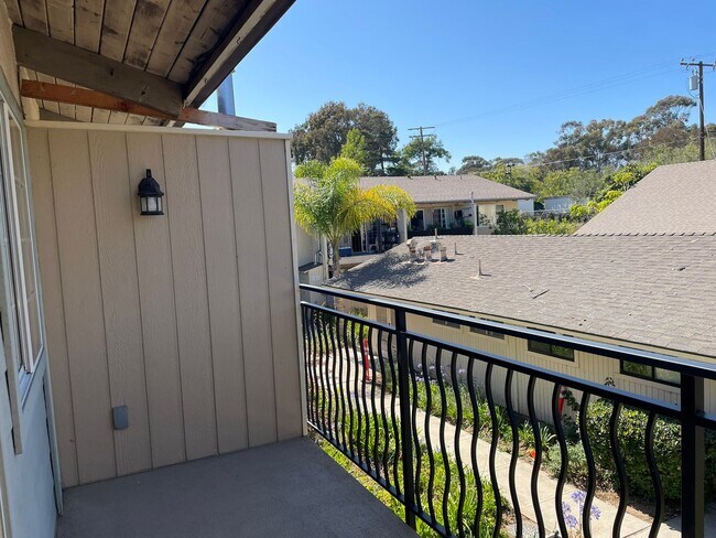 Building Photo - Sunny Upstairs Two Bedroom Unit with Large...