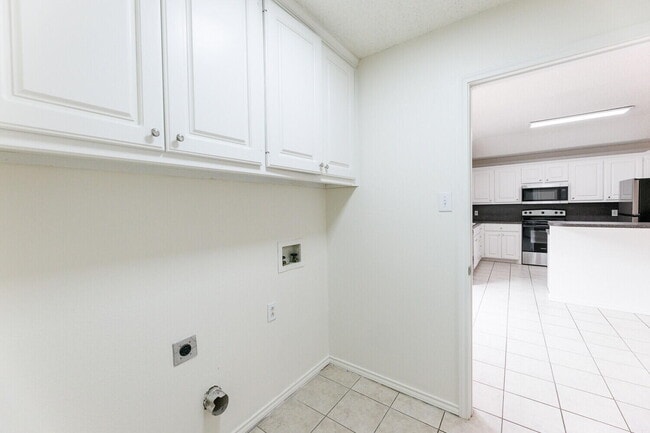 Building Photo - 10104 Englewood Ave