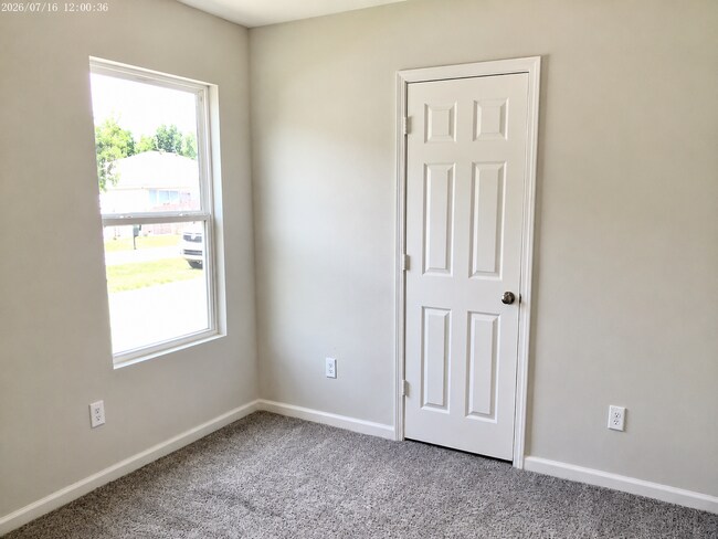 Building Photo - 4 Bed / 2 Bath with garage!!