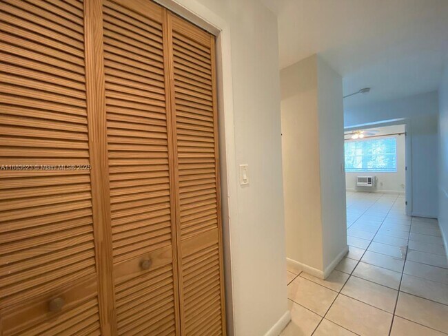 Building Photo - 318 Majorca Ave