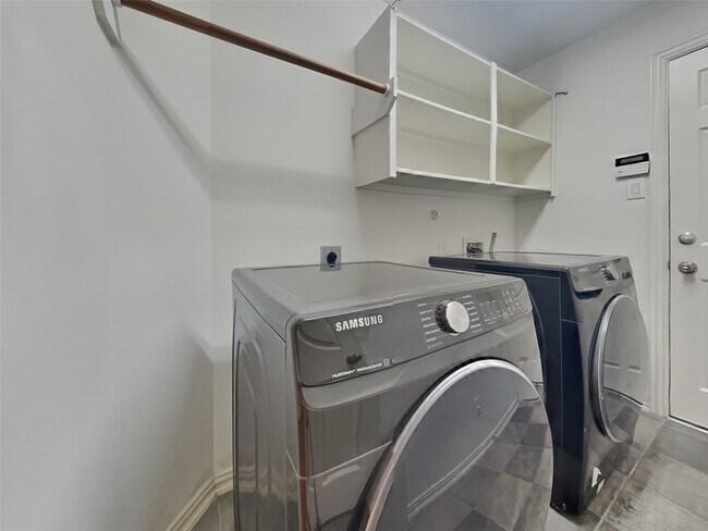 Building Photo - 3009 Fallbrook Ct