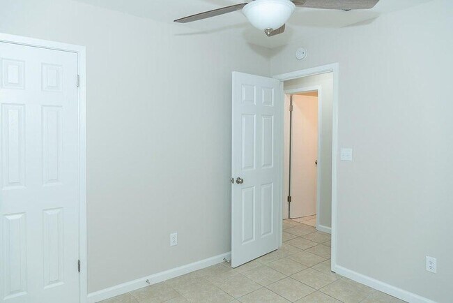 Building Photo - 127 Newcastle Cir