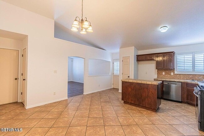 Building Photo - 2080 Shreya St