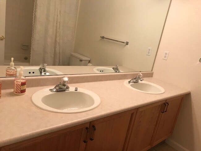 Building Photo - Very nice 2 bedroom 2 bathroom condo at Mountain Gate II.