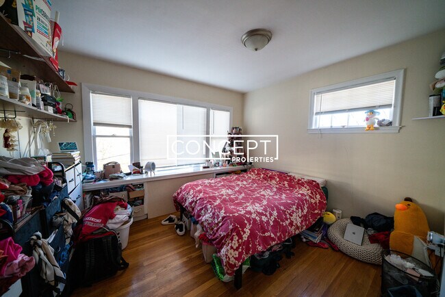 Building Photo - 4 Iroquois St