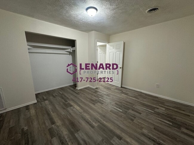Building Photo - 2 Bedroom Home Available Now!