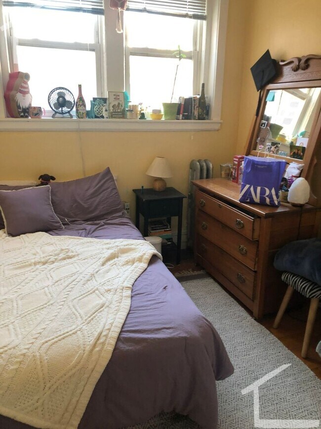 Building Photo - 4bed-1.5bath Egmont St. Apartment with Heat/Hot Water Included!