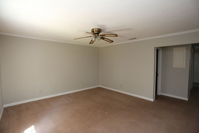 Building Photo - 3 Bedroom at Countryside