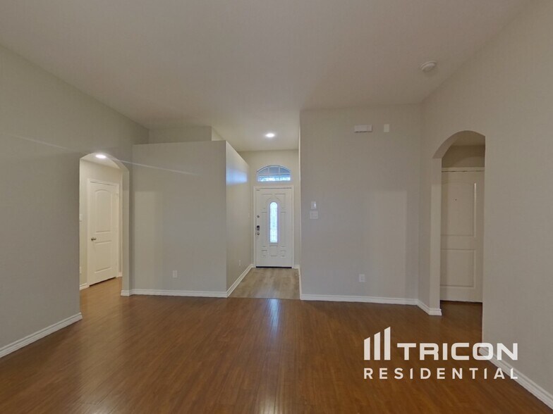 Building Photo - 648 Clearbrook St