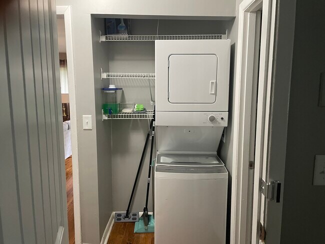 Building Photo - 2607 E 5th St