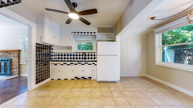 Building Photo - Charming 2 Bedroom 1 Bathroom Single Famil...