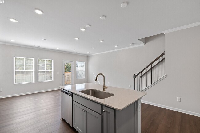 Building Photo - 130 Paramount Dr