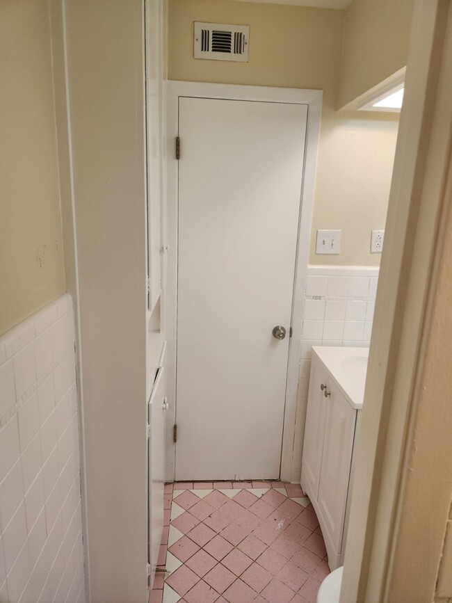 Building Photo - 615 S 1st St