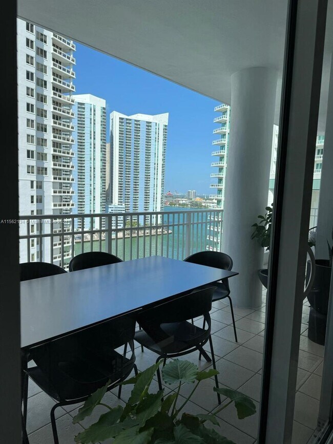 Building Photo - 801 Brickell Key Blvd