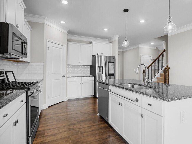 Building Photo - Beautiful 4 BR, 3.5 BA, 2 Car Garage Home ...