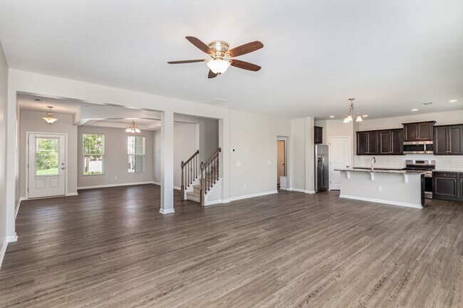 Building Photo - Beautiful 3BR 2.5BA plus a spacious loft! ...