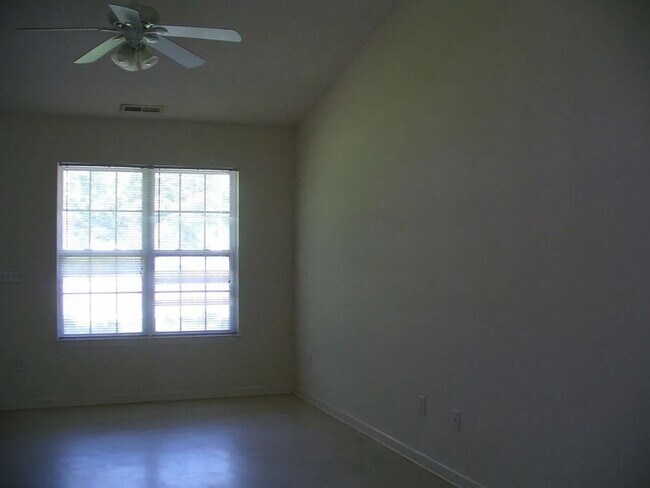 Building Photo - COMING SOON - 1 Bedroom House with Garage on Masonboro Loop