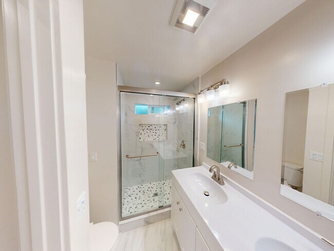 Building Photo - 4BD/2BA on East Falls! Newer Build & Rooftop Deck!