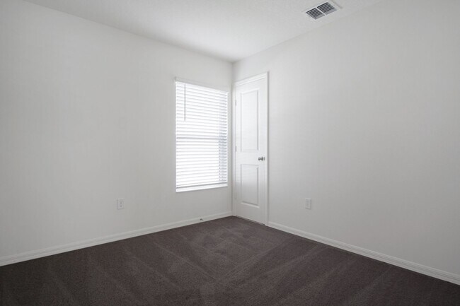 Building Photo - Modern Comfort Meets Convenience