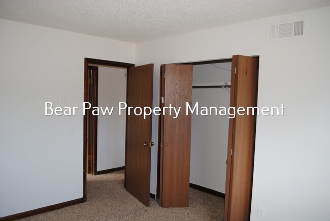 Building Photo - Two Bedroom Garden Level Duplex in Kittredge!