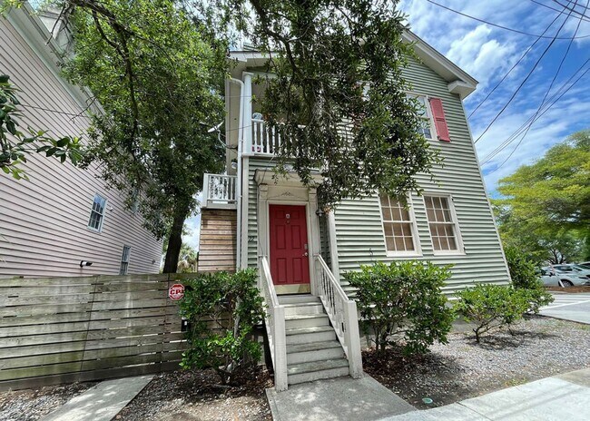 Building Photo - Available 8/1. Gorgeous 2 BR/1 BA Unit in the Historic East Side!