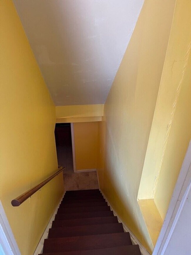 Building Photo - Well maintained 2 BR 2 BA 3 level townhome...