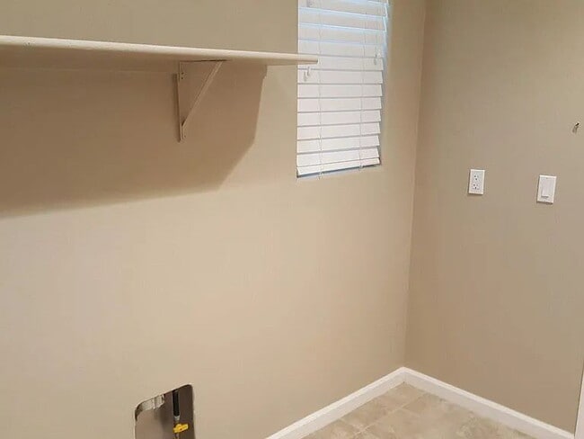 Building Photo - Well Maintained, spacious 3 bedroom single family home nestled in a great neighborhood in Rosevil...