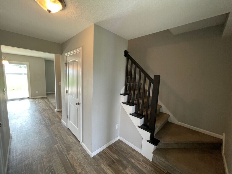 Building Photo - 15266 Delphinium Pl