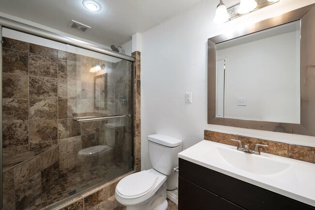 Building Photo - Awesome Townhome in Iverness Square in Murray