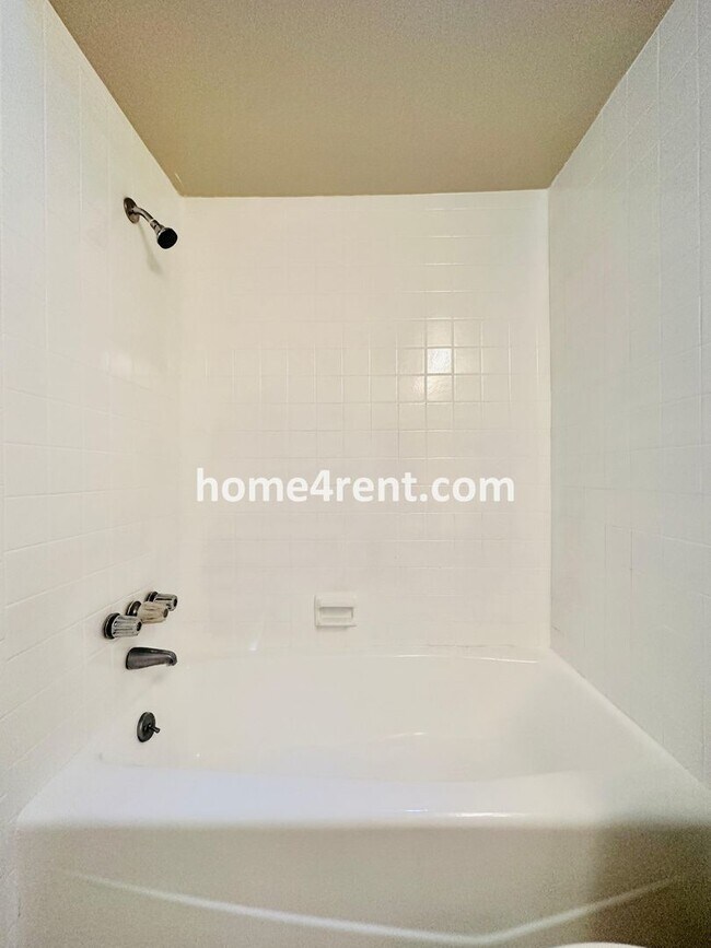 Building Photo - Beautiful Overland Park Home!