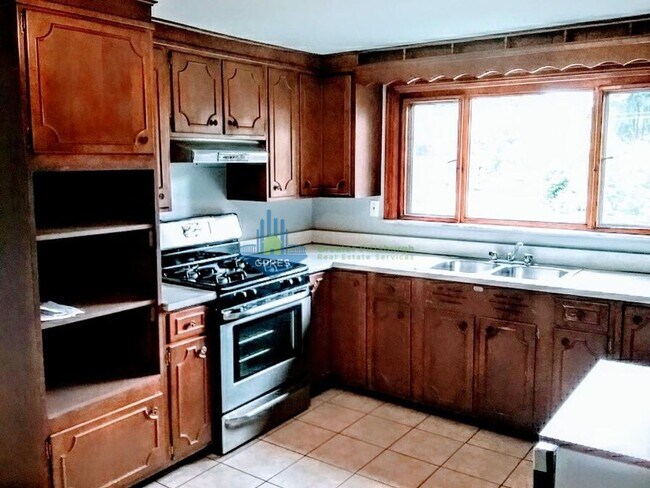 Building Photo - 2-bedroom 1st floor apartment for rent in ...