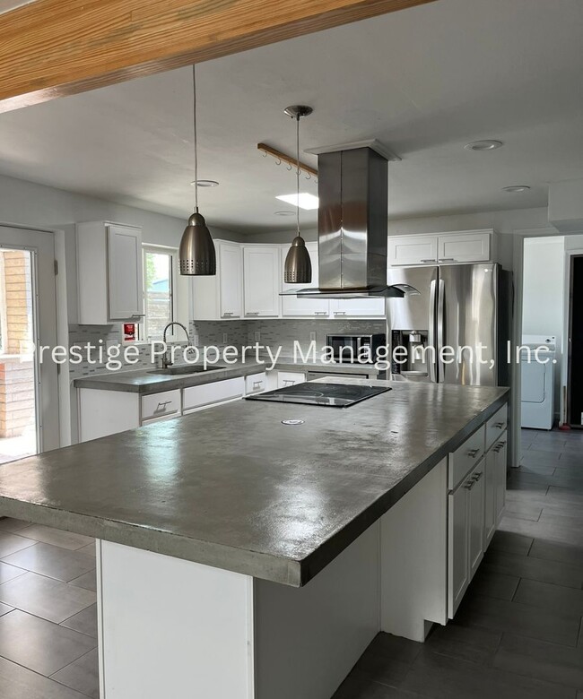 Building Photo - Welcome to This Lovely 3/2.5 East Side Home!!