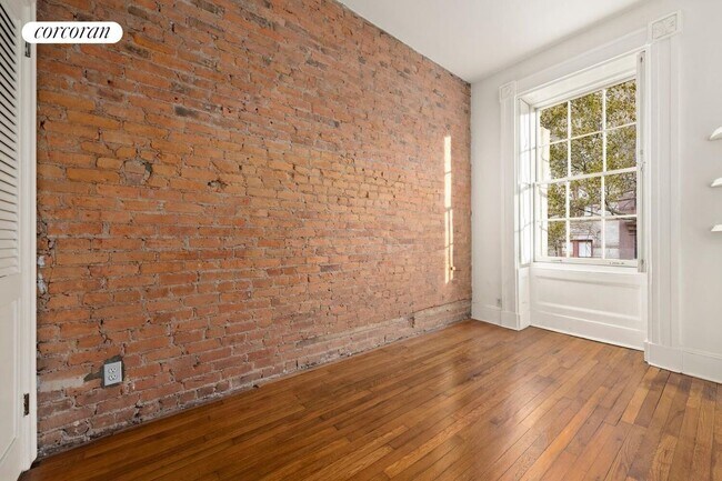 Building Photo - 37 Bank St