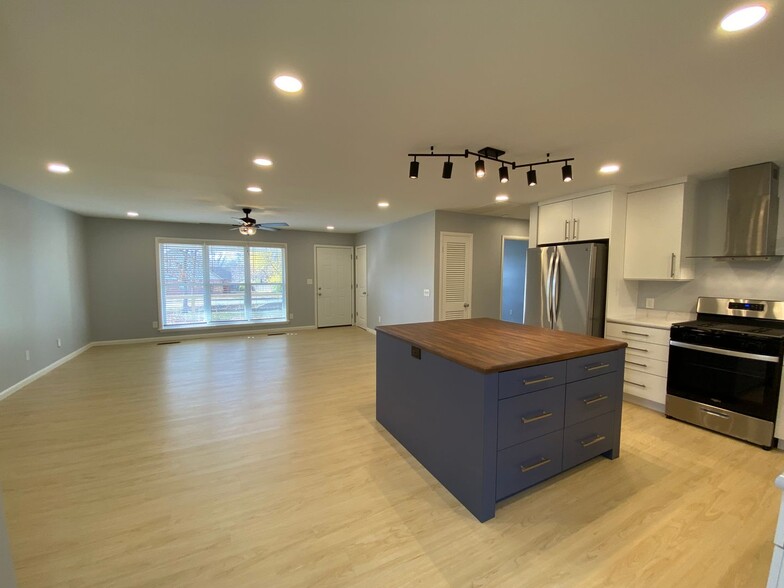 Primary Photo - 1218 N Lewis Ave