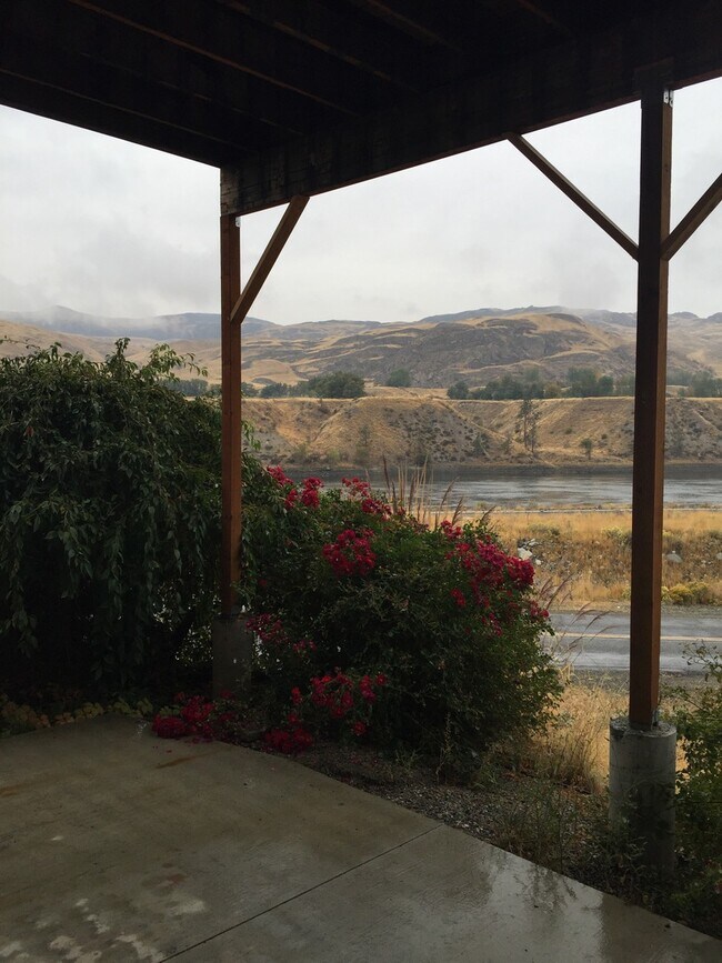 Building Photo - Spacious 2 br 1 ba Coulee Dam duplex