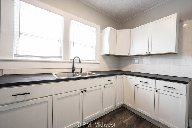 Building Photo - Charming 2 Bed, 1 Bath Rental in Indianapolis!