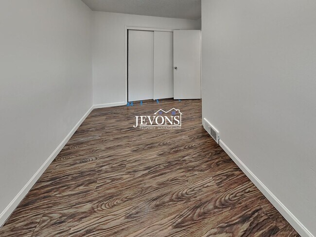 Building Photo - Charming 2-bedroom apartment just minutes from Pritchard Island Beach, with easy access to I-5