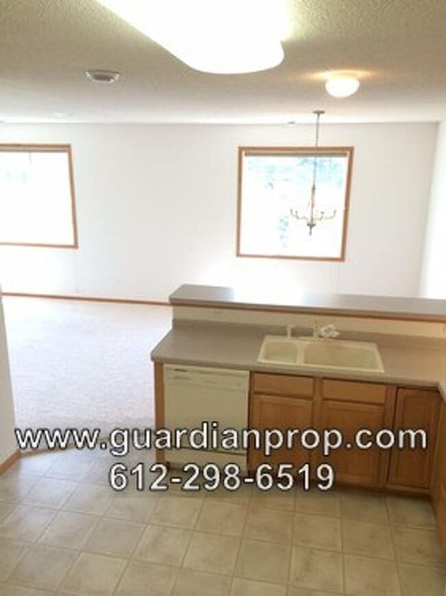 Building Photo - End Unit Townhouse for October 1 Close to ...
