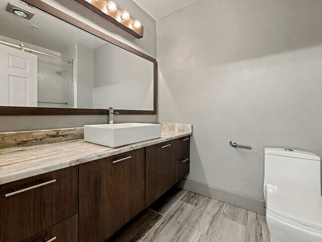 Building Photo - Beautiful Queen Anne Condo with Puget Sound Views & Secure Parking!