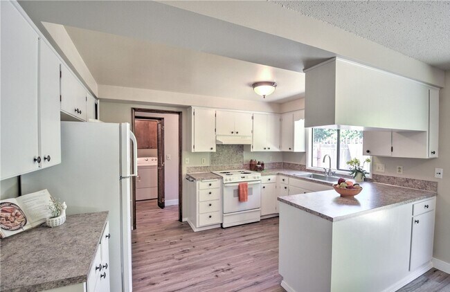 Building Photo - Desirable west side location! 2 bed/ 1.75 bath. Olympia school district