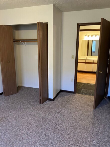 Building Photo - 803 Roundhouse Addn