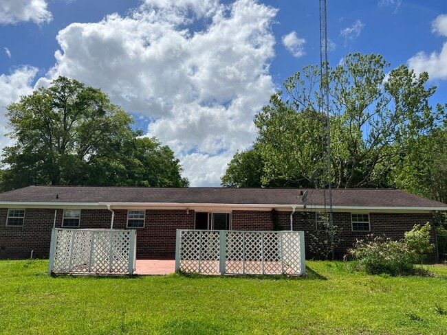 Building Photo - 102 Victoria Dr