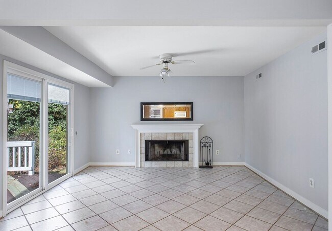 Building Photo - Cool, Mod 2 Bedroom Home in Brandermill