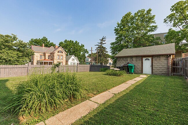 Building Photo - 3036 Urwiler Ave