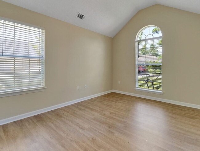 Building Photo - 3 Bed/2 Bath Home in Main Street!