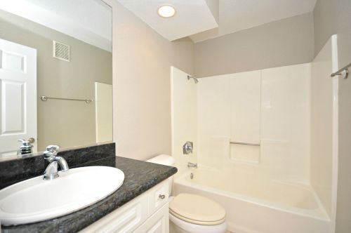 Building Photo - Gorgeous 2 Bedroom/2 Bathroom Condo with L...
